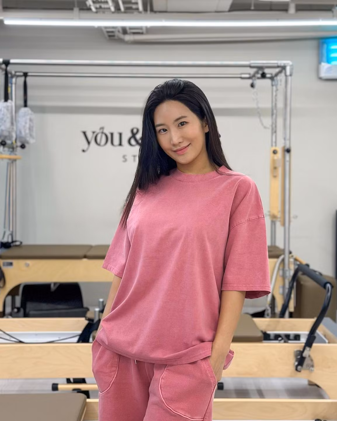 Shin Yoo Jeong cũng là một bậc thầy về yoga, cô thường xuyên được các tạp chí lẫn đài truyền hình chọn làm khách mời để tư vấn tập luyện và dinh dưỡng.