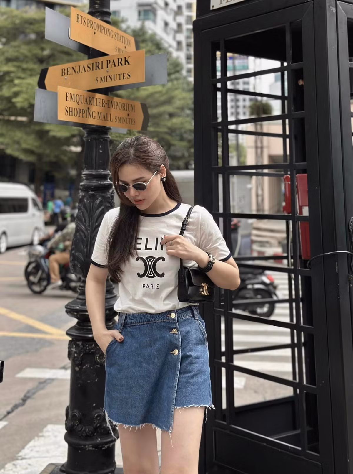 Trong những chuyến du lịch xa hoa, các chiếc túi xách hàng hiệu trở thành vật không thể thiếu trong tủ đồ của nàng dâu hào môn.