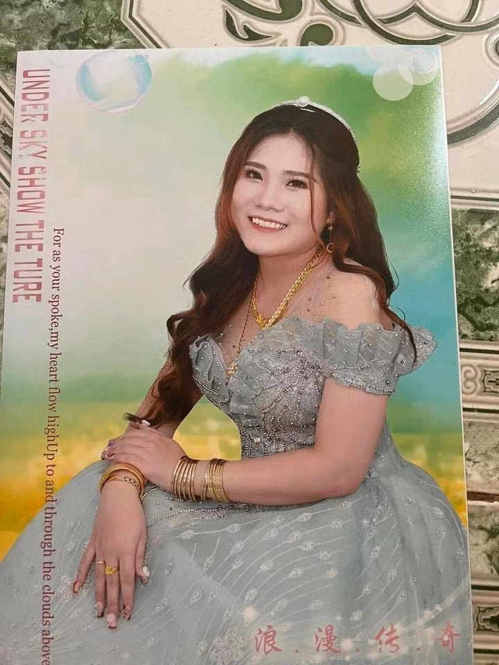 Theo đó, đám cưới diễn ra gần đây nhưng khi lật giở lại album cưới họ phải tá hỏa bởi cứ ngỡ bị đưa lên tàu vũ trụ du hành về quá khứ cách đây 10 năm.