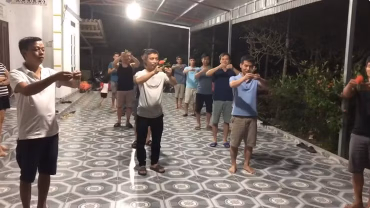 Có hơn chục người đàn ông miệt mài tập luyện, có lẽ vì biết mình vụng về nên ai nấy hết sức chăm chú, chỉ sợ làm sai.