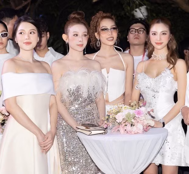 Được biết, tình bạn của hội bạn thân đã trải qua cả thập kỷ, họ đều có xuất phát điểm là hot girl và sở hữu nhiều điểm chung.