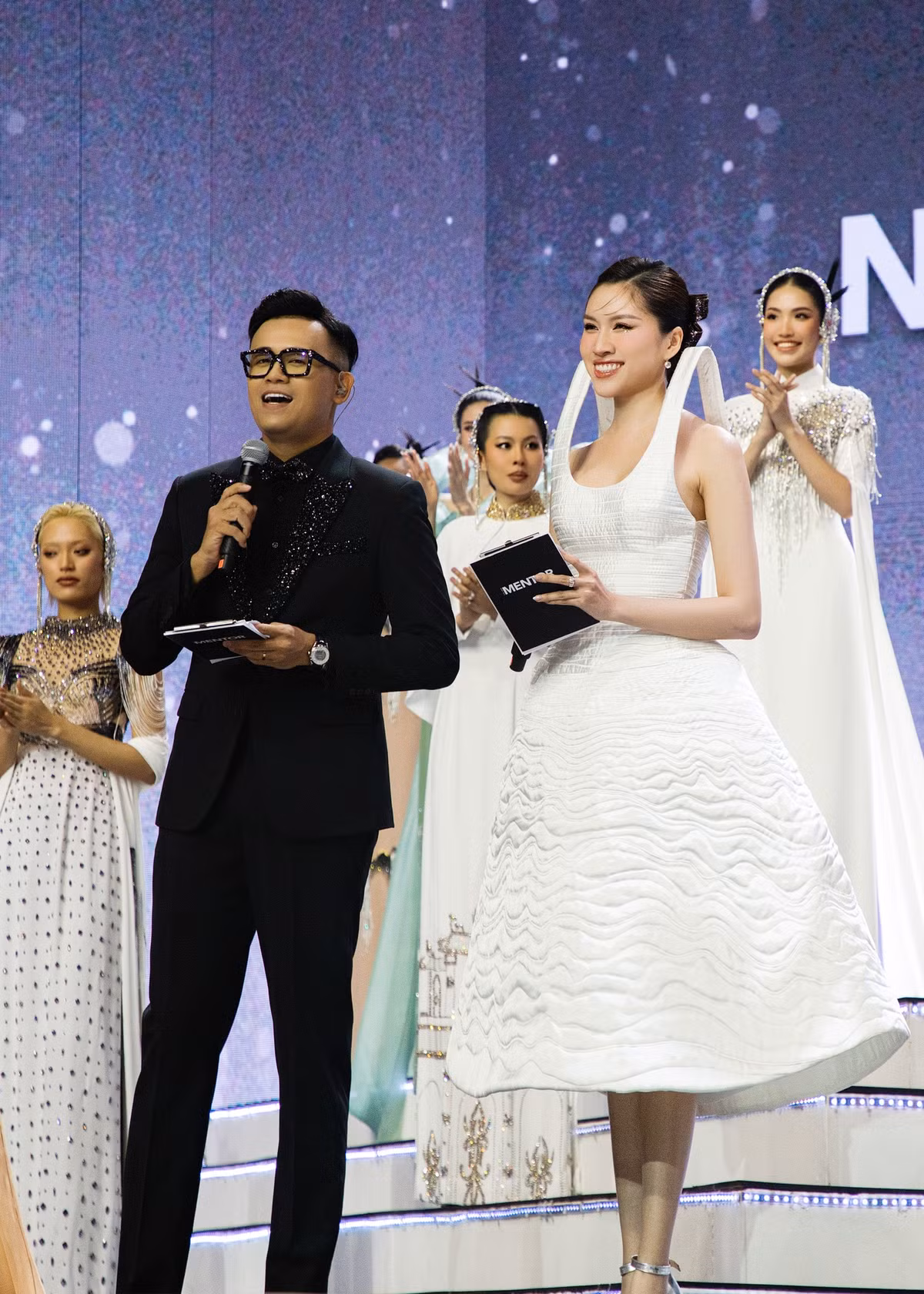 Theo đó, Thanh Thanh Huyền xinh đẹp mặc bộ đầm trắng có thiết kế lạ mắt với phần hai dây áo đẩy lên cao ngang đầu.
