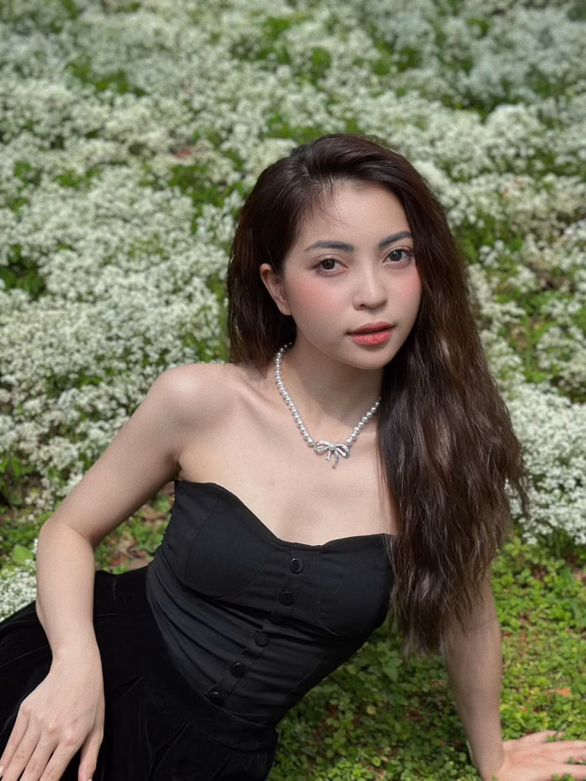 Được biết, theo thông tin từ một người chị thân thiết, Nhật Lê đang độc thân, từng làm đám hỏi nhưng đã chia tay không lâu sau đó.