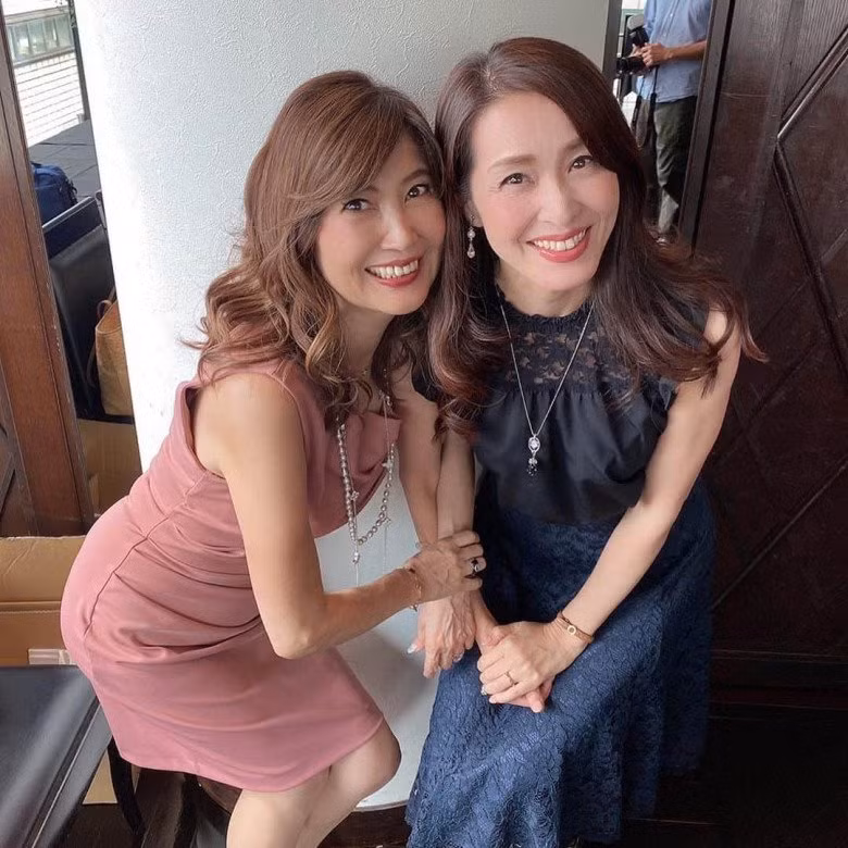 Sau khi những hình ảnh của cụ bà lan truyền rộng rãi, thông tin về cụ được tìm ra. Được biết đây là bà Junko Ueno, đã sang tuổi 72 nhưng trông giao diện lại cứ như thể mới chỉ là quý cô tuổi 40.