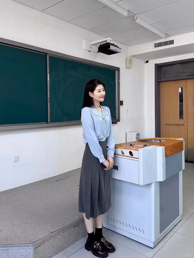 Mới đây, một cô giáo tiểu học khuấy đảo mạng xã hội khi đăng tải loạt clip chia sẻ phong cách đi dạy cực ấn tượng.