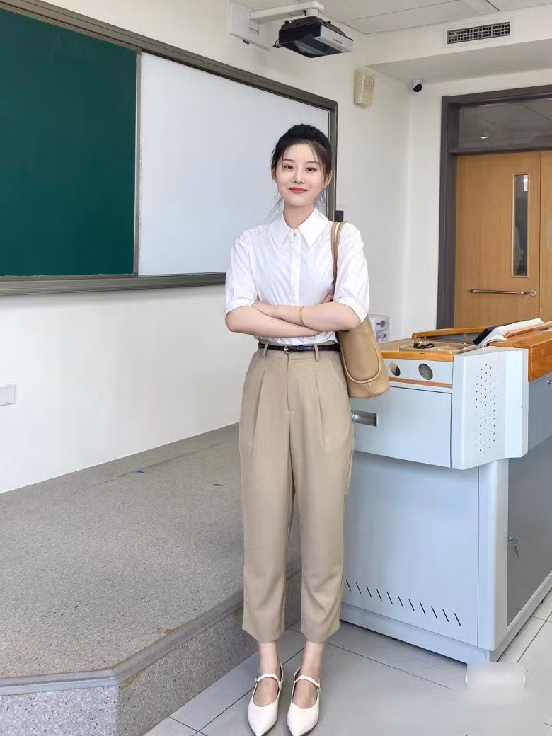 Hiện tại, cô đang công tác tại một trường tiểu học với vai trò giáo viên Mỹ thuật tại một trường tiểu học công lập nằm ở trung tâm Thiên Tân, Trung Quốc.