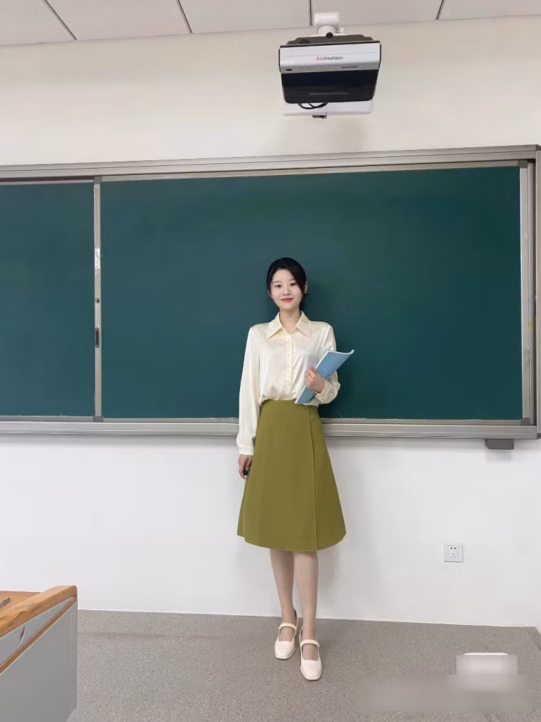 Giữa hàng nghìn hot girl với những màn khoe dáng táo bạo, cô giáo này luôn ghi điểm bởi những outfit vô cùng kín đáo, chuẩn mực nhưng cũng vô cùng sành điệu.