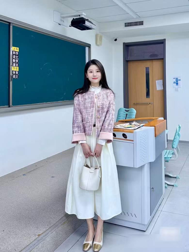 Có phong cách thời trang đến lớp khá đa dạng, bên cạnh những lời khen, cô giáo tiểu học nhận về không ít ý kiến trái chiều.