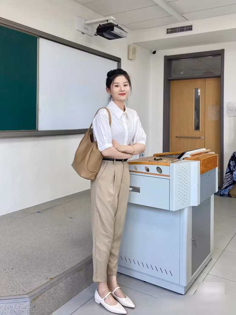 Trang cá nhân của cô giáo trẻ thu hút hàng chục nghìn lượt theo dõi và thả tim nhờ gương mặt xinh xắn không thua kém gì hot girl cùng phong cách "hút mắt".