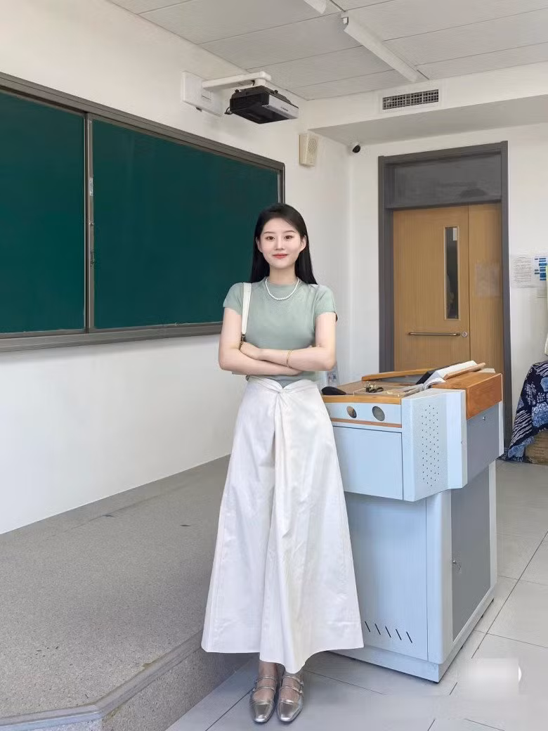Dù không quá cầu kỳ nhưng nhờ gương mặt xinh xắn cũng cách mix and match sành điệu mà cô giáo trẻ vẫn đủ khiến cư dân mạng mê đắm.