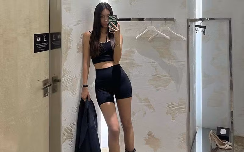 Yeli có phong cách thời trang phóng khoáng nhưng cũng chừng mực.