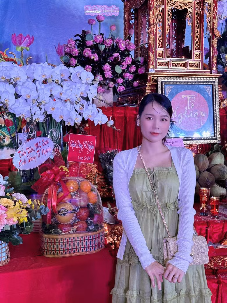 Vào tháng 4 năm nay, Sam bất ngờ thông báo hình ảnh mình được cầu hôn. Cô và chàng trai giấu mặt lên phường đăng ký kết hôn nhận được nhiều lời chúc từ công chúng.