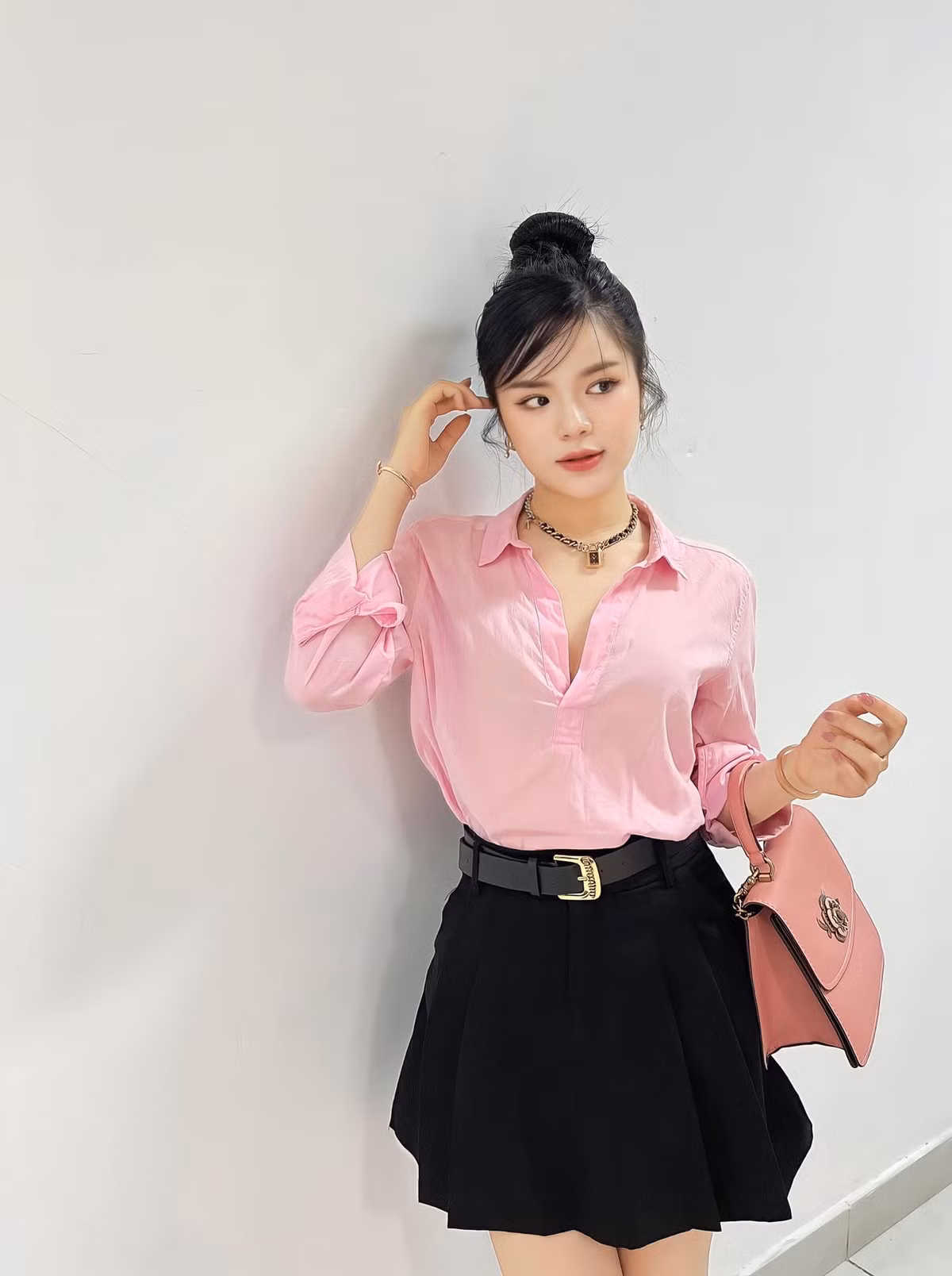 Mỹ nhân 9X không cố định hình ảnh và phong cách cá nhân, thay vào đó cô thường biến đổi đa dạng và ấn tượng để giúp cho vẻ ngoài thu hút và thời thượng hơn.