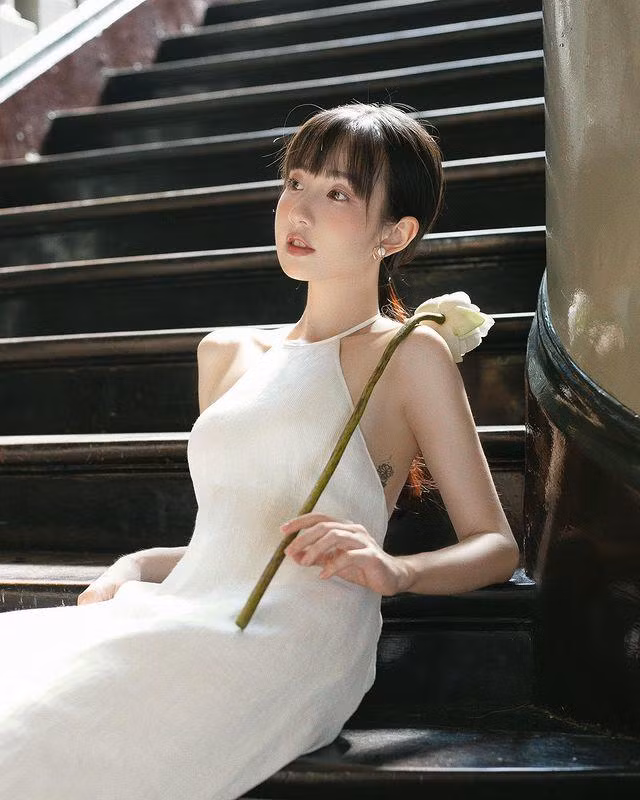 Bùi Khánh Hà sinh năm 1996 là hot girl dân tộc Mường, tốt nghiệp trường Đại học Ngoại thương, được nhiều người biết đến trên MXH với tư cách là một mẫu ảnh, diễn viên, KOL.