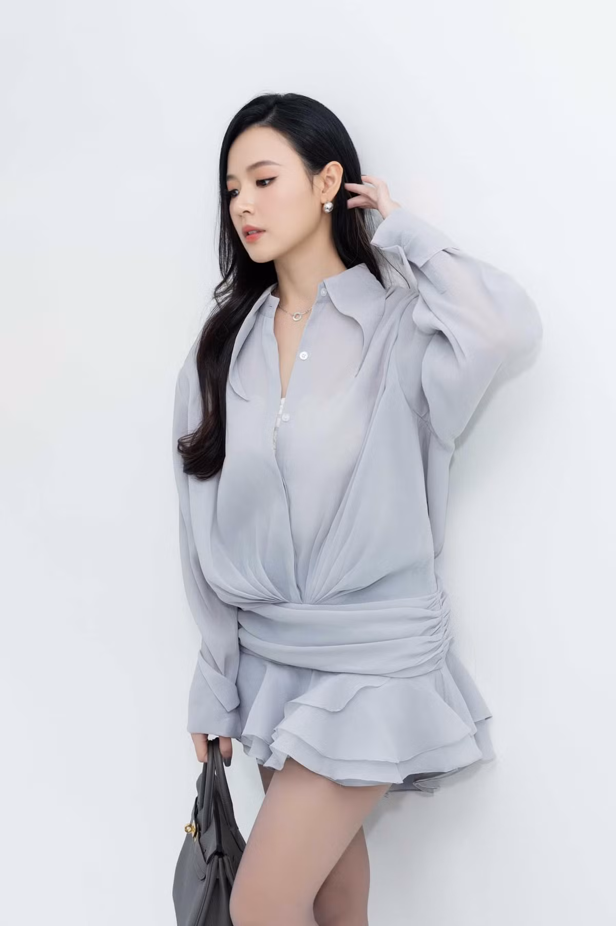 Việc cựu hot girl Midu diện váy ngắn làm tôn lên đôi chân thon gọn của cô nàng.