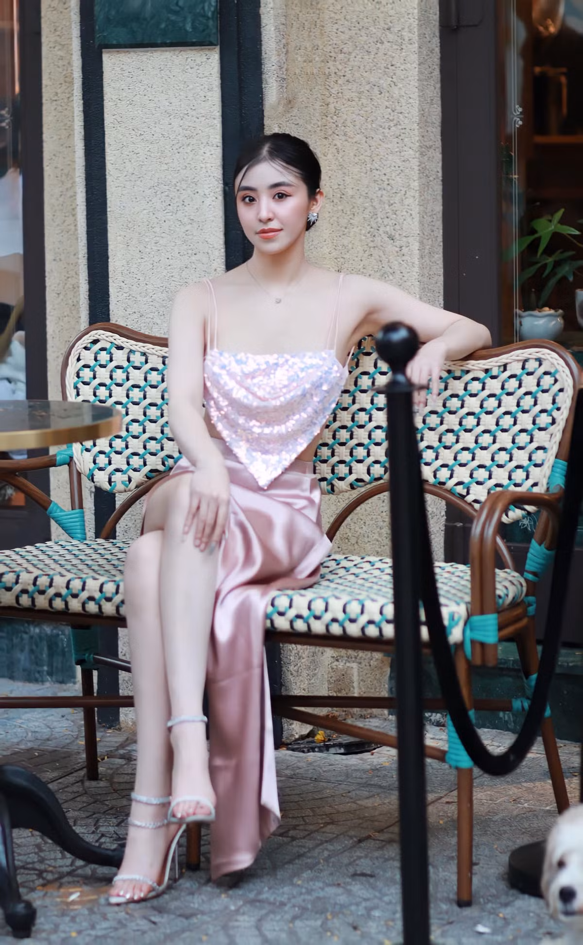 Cuộc sống của cô cũng thay đổi “chóng mặt”, Bảo Chi chẳng còn cần mẫn bên xe đẩy bánh tráng trộn nhỏ xíu mà thường xuất hiện ở những nơi sang trọng cùng bạn bè.