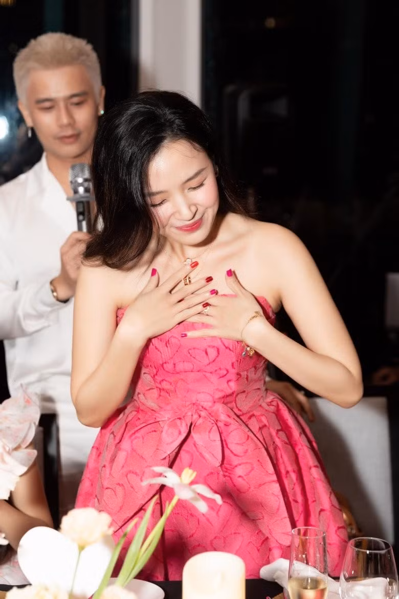  Cô giáo Midu vừa đón tuổi 34 với buổi tiệc ấm cúng cùng bạn bè và người thân.