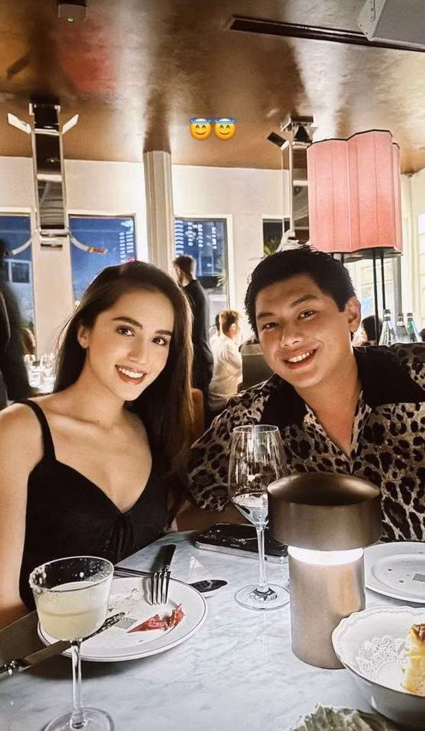 Rich kid Tiên Nguyễn ăn mặc đồng điệu như thể chị em sinh đôi với Marie Trâm Anh.
