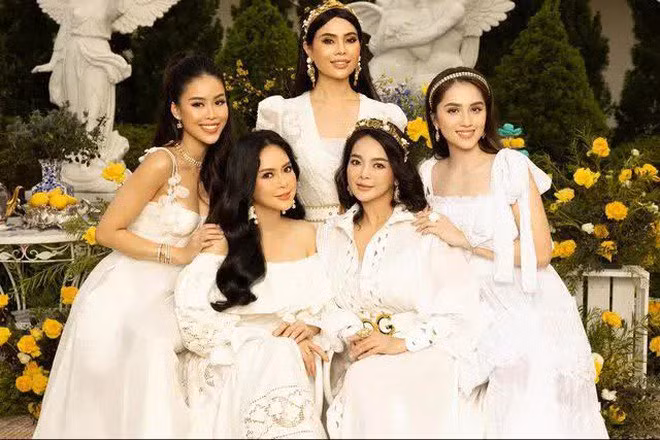 Diện đồ giống nhau, chụp chung một khung hình nhưng Tiên Nguyễn và bạn gái Hiếu Nguyễn đều được khen xinh.