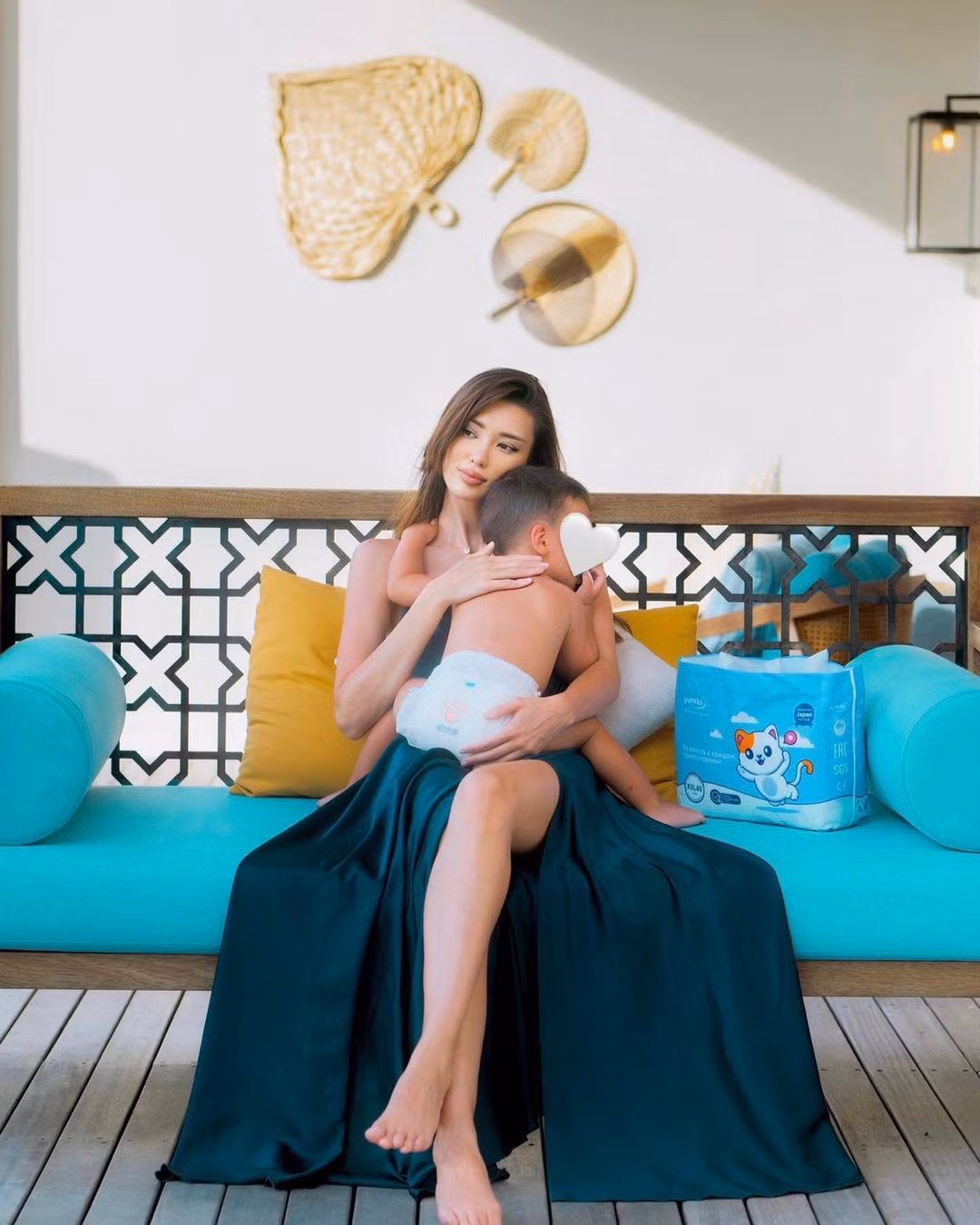 Hiện tại, cô đã kết hôn và có 1 cậu con trai nhỏ. Nhiều người còn nhận xét, Sabina Altynbekova trông nhuận sắc, vóc dáng đẹp hơn sau khi sinh con trai đầu lòng.