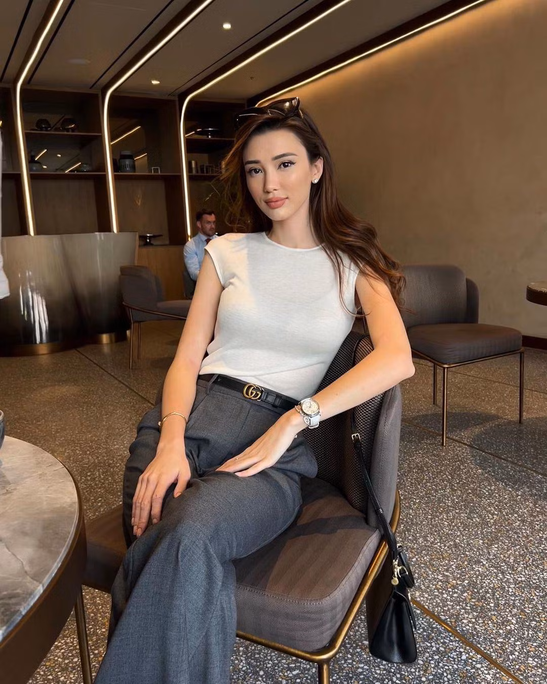 Trên trang mạng xã hội cá nhân, người đẹp thường xuyên chia sẻ hình ảnh tập luyện thể thao để rèn dáng sau khi sinh con đầu lòng. Cô tập bóng chuyền, gym và yoga bay để giữ dáng.