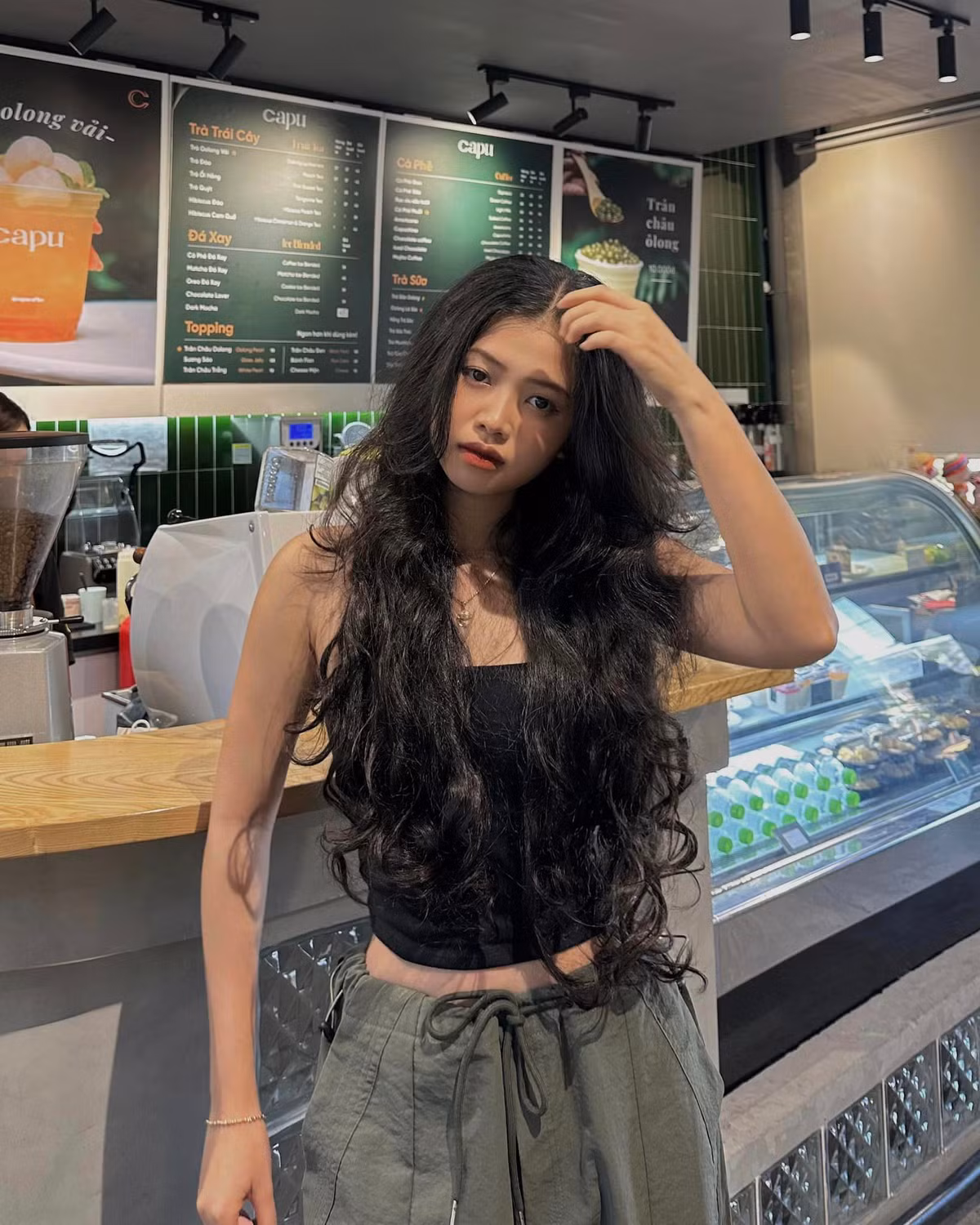 Dưới mỗi hình ảnh khoe vóc dáng của Trà Giang, cư dân mạng tỏ ra ái ngại với sự thay đổi gu thời trang này.