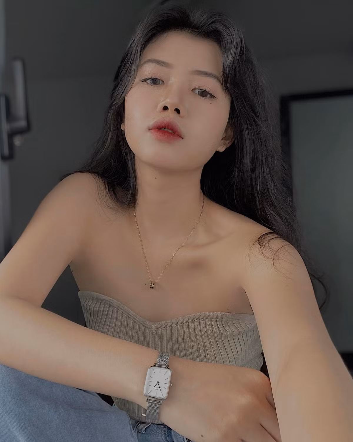 Nàng hot girl này hiện là mẫu ảnh tài năng được nhiều thương hiệu thời trang săn đón. Ảnh: FBNV