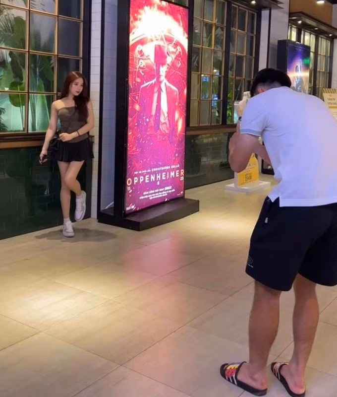 “Chân dung người đã xếp vali thật gọn, là quần áo và dọn dẹp mớ hỗn độn để em Mỹ đỡ mệt hơn sau một ngày siêu dài” - Đồng Thị Hoa Mỹ viết.