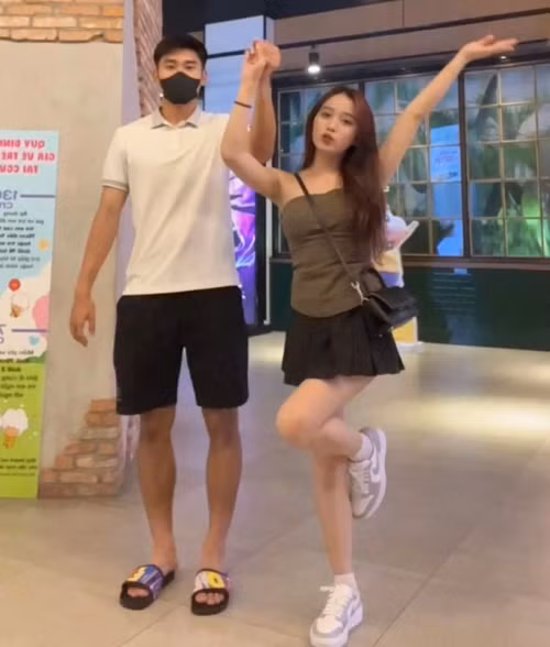 Tin đồn Nhâm Mạnh Dũng hẹn hò cô gái tên Đồng Thị Hoa Mỹ rộ lên cách đây vài tháng.