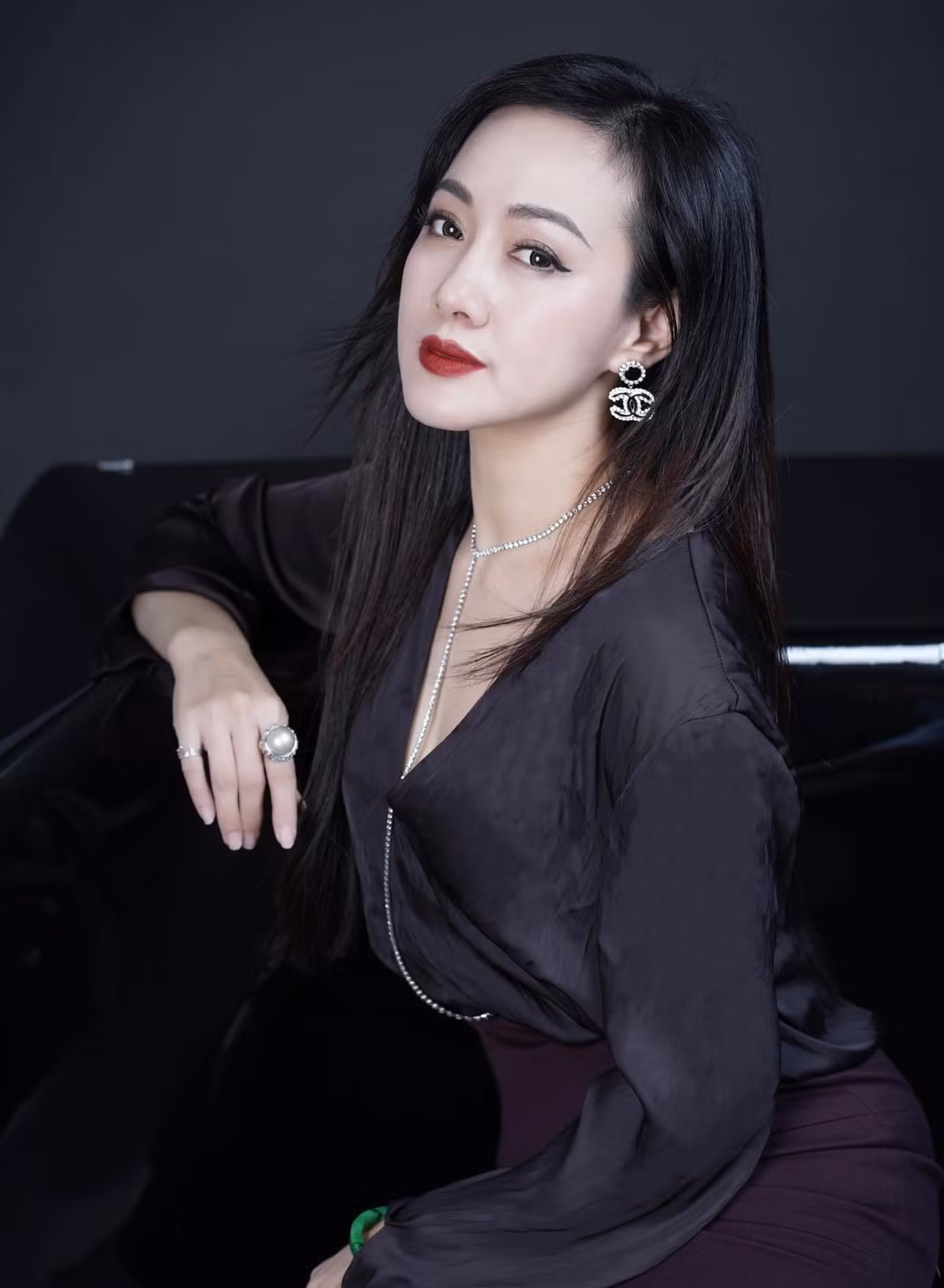 Ở tuổi 43, cô vẫn trẻ trung, xinh đẹp và có cuộc sống viên mãn bên chồng con.