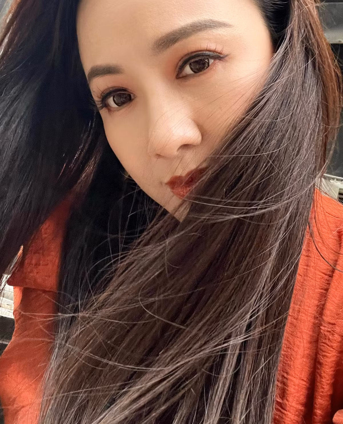 Nhiều lời khen dành cho nhan sắc "lão hóa ngược" của BTV Nguyễn Hoài Anh như: "Người phụ nữ không tuổi; Chị Hoài Anh đẹp quá; Ngưỡng mộ nhan sắc của chị...".
