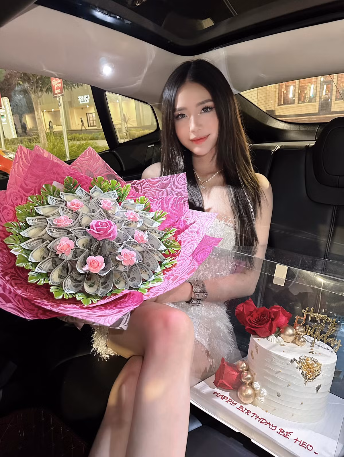 Cô nàng từng bộc bạch: “Đây là tên do ba mẹ mình đặt. Ông cố của mình là người Pháp nên ông nội và ba mình đều có hai tên Việt – Pháp. Đến lượt mình, gia đình muốn giữ lại một chút gốc gác nên quyết định đặt như thế”.