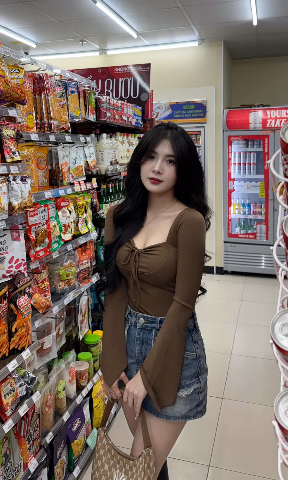 Quỳnh Alee cũng dính nhiều thị phi như khoe dáng quá mức, cố tình mặc gợi cảm đi xem đá bóng để gây sự chú ý...