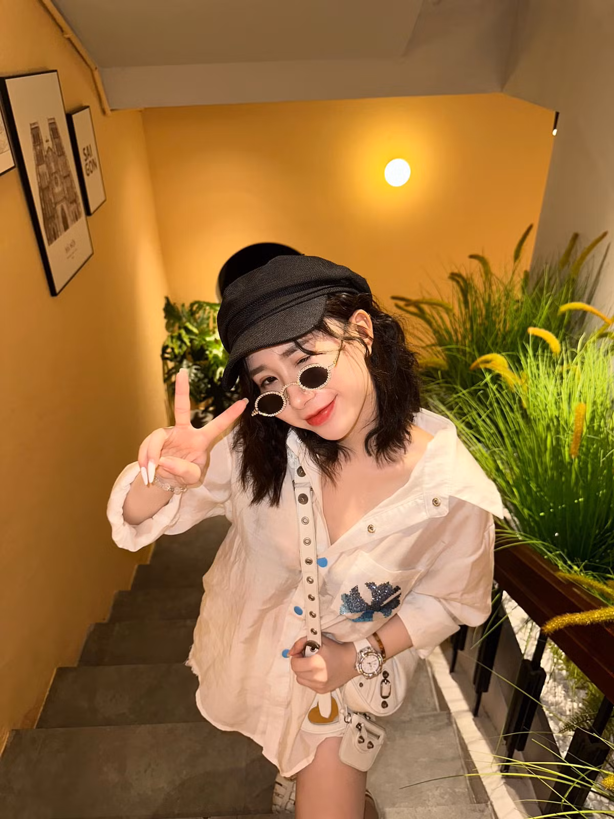 Dấn thân dần vào giới showbiz, tủ đồ của nữ diễn viên trẻ cũng dần xuất hiện nhiều món đồ hàng hiệu đắt đỏ.