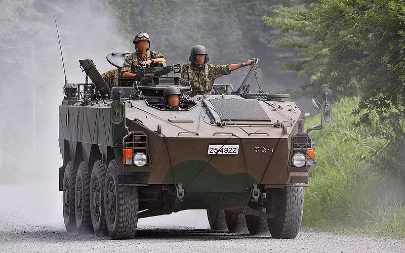Type 96 là kiểu xe bọc thép 8x8 bánh có trọng lượng 14,6 tấn, dài 6,84m, rộng 2,48m và cao 1,85m. Nó được trang bị động cơ diesel làm mát bằng nước 6D40 công suất 360 mã lực cho tốc độ tối đa 100km/h. Nguồn ảnh: Wikipedia