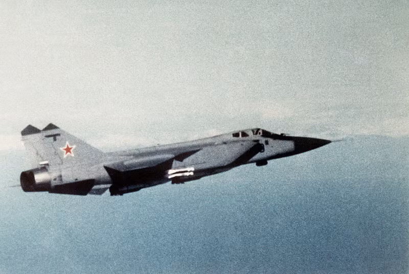 Tiêm kích đánh chặn MiG-31 được Cục thiết kế Mikoyan nghiên cứu phát triển từ những năm 1970 để thay thế mẫu MiG-25. Khoảng 519 chiếc đã được chế tạo từ 1975-1994, nhưng tới nay chỉ còn khoảng 300 chiếc hoạt động trong Không quân Nga và Không quân Kazakhstan. Trong đó, số MiG-31 nằm ở Nga chiếm số lượng lớn nhất tới 252 chiếc, nhưng chỉ có chừng 80-100 chiếc MiG-31 trực sẵn sàng chiến đấu. Nguồn ảnh: Wikipedia
