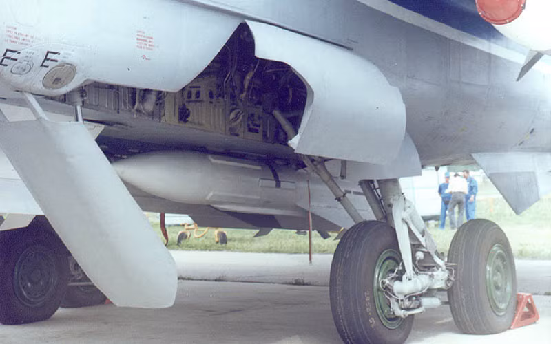 R-33 nặng tới 490kg, dài 4,14m, mang đầu nổ phá mảnh 47,5km, đạt tầm bắn 304km cùng tốc độ Mach 4,5-6. Tên lử được trang bị đầu tự dẫn radar bán chủ động hoặc chủ động (phiên bản R-33E). Nguồn ảnh: Wikipedia