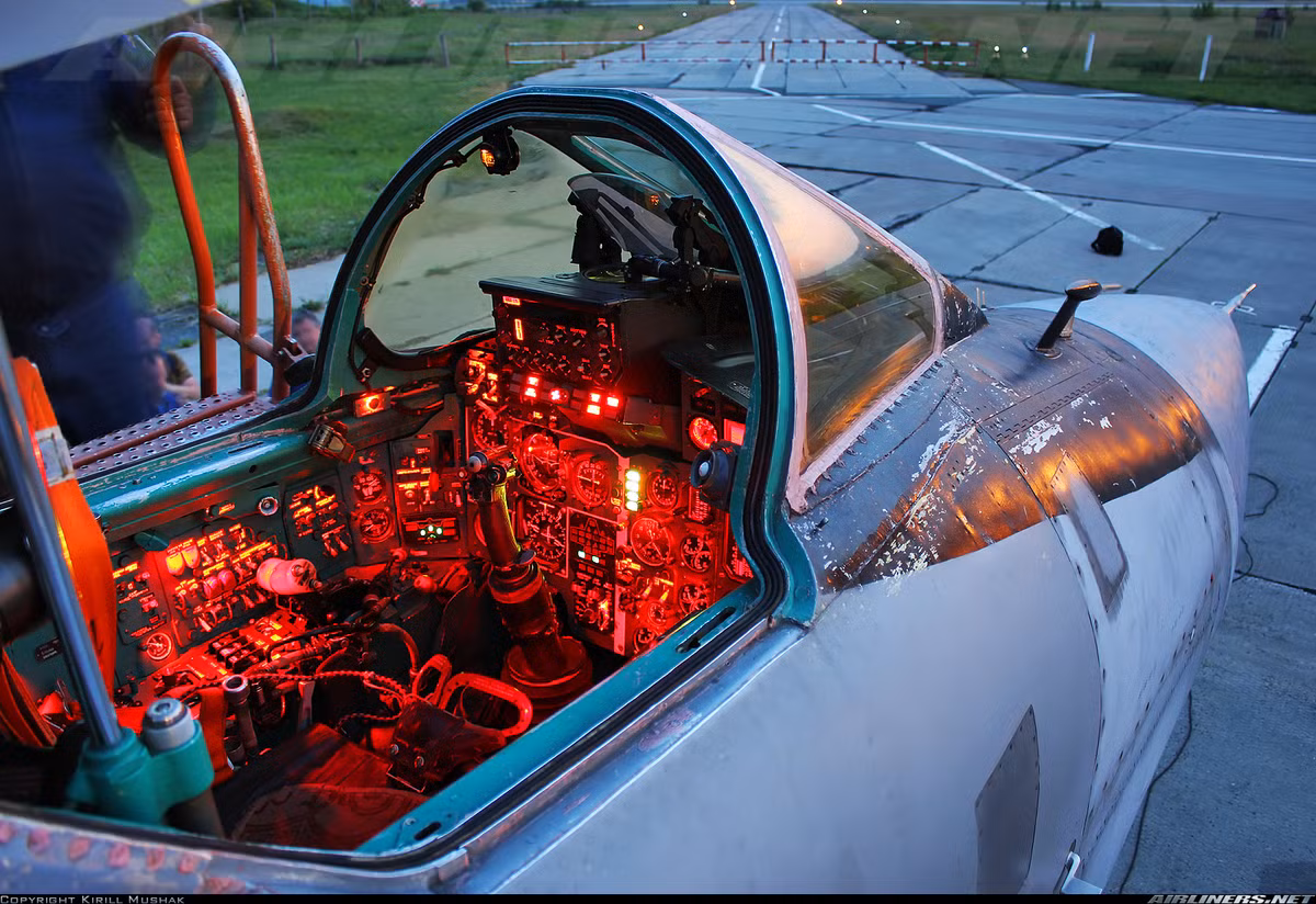 Khác với MiG-25, MiG-31 phải được vận hành bởi 2 phi công - ghế trước cho phi công, ghế sau cho sĩ quan điều khiển radar. Tuy nhiên, cả hai khoang của phi công đều có thiết kế để điều khiển máy bay như nhau, nhưng bình thường máy bay được phi công phía trước điều khiển bay, còn phi công phía sau phụ trách radar, vũ khí. Nguồn ảnh: Airlines.net