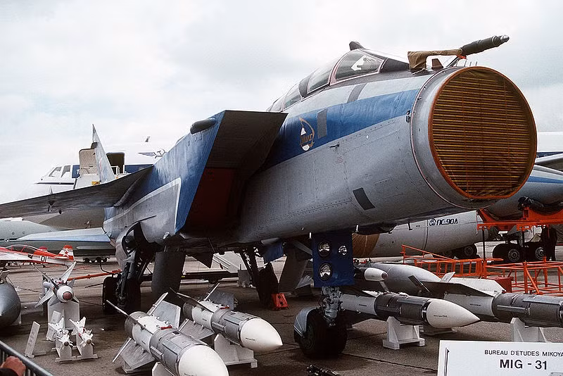 Hiện phiên bản MiG-31BM mà Không quân Nga trang bị dùng loại radar cực mạnh phù hợp cho nhiệm vụ không đối không tầm xa - Zaslon-M quét mạng pha bị động với tầm trinh sát đến 400km, phát hiện được máy bay cảnh bảo sớm và khả năng điều khiển tên lửa tấn công 6 mục tiêu cùng lúc cả trên không, mặt đất, mặt biển. Nguồn ảnh: Wikipedia
