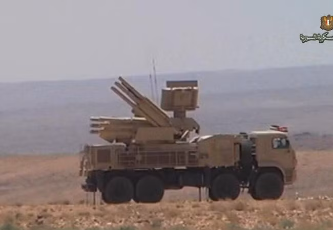 Tuy lực lượng quân khủng bố tại mặt trận Aleppo là rất hùng hậu nhưng chúng không có không quân. Việc Quân đội Syria triển khai Pantsir-S1 tới Aleppo có vẻ như là nhằm ý đồ khác. Ví dụ như việc phải đề phòng một phi vụ không kích nhầm của liên quân chống IS do Mỹ đứng đầu. Nguồn ảnh: Oryx
