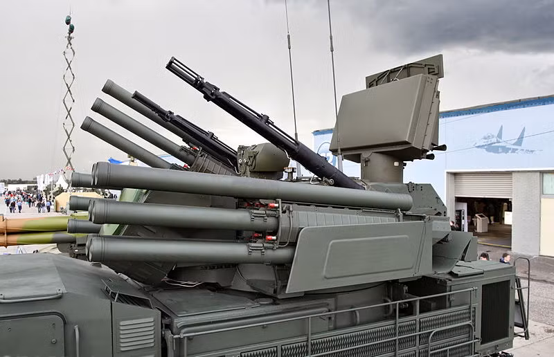 Hỏa lực của tổ hợp Pantsir-S1 gồm hai thành phần: 12 tên lửa phòng không 57E6 và hai pháo tự động 2A38M. Trong đó, 57E6 là loại tên lửa hai tầng nặng 74kg (lên tới 90kg gồm cả ống phóng bảo quản), dài 3,2m, lắp đầu nổ mảnh 20kg. Nguồn ảnh: Wikipedia