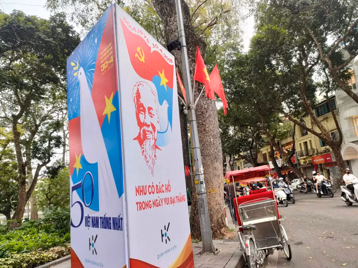 Tại khu vực hồ Hoàn Kiếm, các băng rôn khổ lớn chào mừng đại lễ "50 năm Ngày Giải phóng miền Nam, Thống nhất đất nước" được bố trí đẹp mắt, thu hút sự chú ý từ người dân và du khách. 