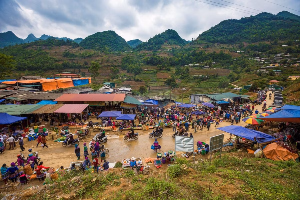 Những nghi vấn càng rõ nét khi đối tượng đồng thời vắng mặt tại địa phương vào thời điểm nạn nhân M mất tích. Qua đấu tranh, họ được anh trai của Vử cho biết vào khoảng 5h ngày 11/2/2021, Vử đã rời khỏi Nậm Thàng đi về xã Cốc Ly, huyện Bắc Hà (Lào Cai). Cùng với việc lần tìm theo hành trình của đối tượng nghi vấn, Phòng Cảnh sát hình sự Công an tỉnh Lào Cai đã thông báo đến Công an các địa phương, nơi đối tượng có thể đi qua. (Ảnh minh họa, nguồn internet)