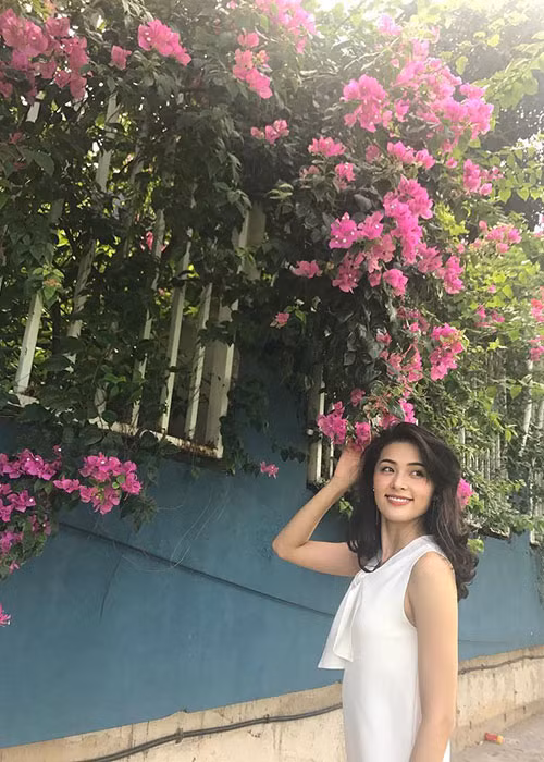Hạ Vi viết trên trang cá nhân: “Hiền quá thì bị nạt, nói thẳng thì cho là đang tức tối... vậy cứ cười, 1 nụ cười bằng 10 thang thuốc bổ”.