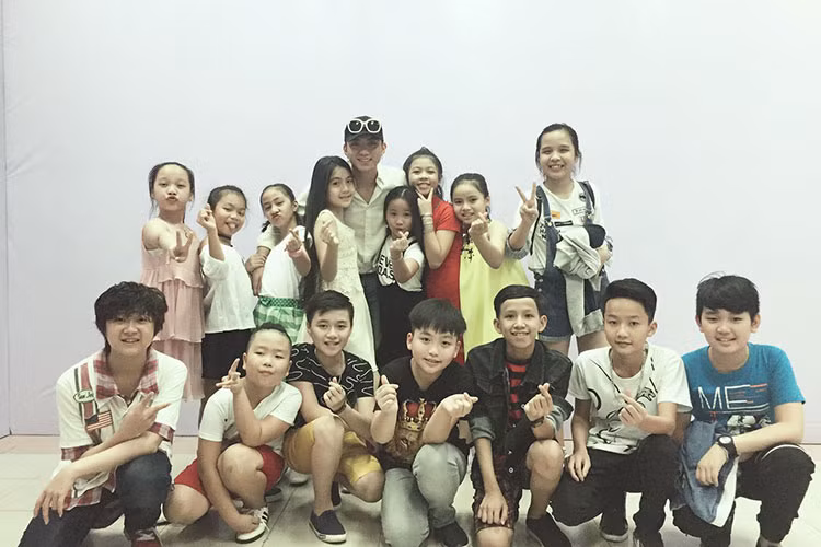 Soobin Hoàng Sơn khoe 15 học trò của mình tại cuộc thi Giọng hát Việt nhí 2017.