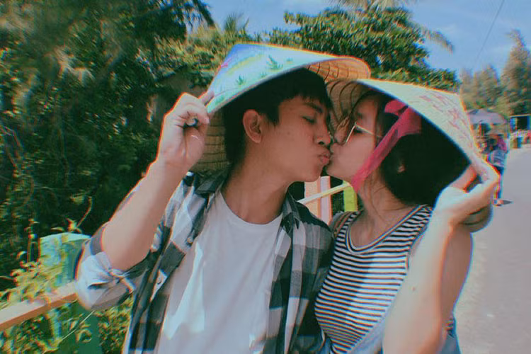 Hoàng Ngọc chu môi hôn Hoài Lâm. “Không trốn tránh nên sẽ tô cho thật đẹp”, bạn gái Hoài Lâm chia sẻ.