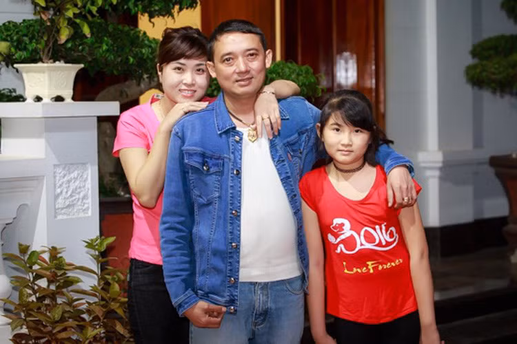 Chiến Thắng buồn và đau lòng khi cuộc hôn nhân với Thu Ngọc tan vỡ. Anh quyết định níu kéo tình cảm dù cả hai đã ly hôn. Nhận ra thiếu sót chưa tâm lý, Chiến Thắng thường xuyên gọi điện hỏi han Thu Ngọc và dành thời gian đến nhà cô chơi dù bận đến mấy. Ảnh: Dân Việt