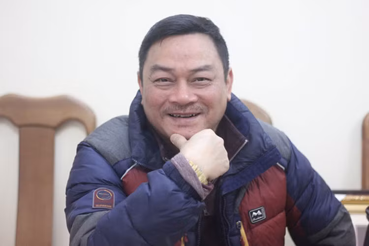 Vợ nghệ sĩ Anh Tú ủng hộ chồng hoạt động nghệ thuật. Cô cũng thích xem các vở diễn của anh. Tuy nhiên, từ ngày con trai đi học, phải đưa đón và kèm con học, vợ Anh Tú không còn thời gian xem các vở của chồng. Được biết, ngoài nghệ thuật, nam nghệ sĩ có niềm đam mê với đá tự nhiên. Ảnh: Zing