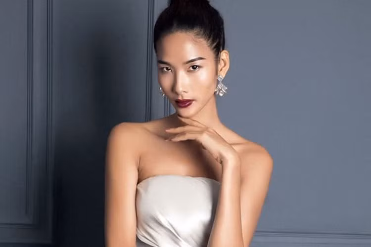 Năm 2017 là dấu mốc đáng nhớ với Hoàng Thùy. Sau những thành công gặt hái được từ sàn diễn quốc tế, quán quân Next Top Model được mời ngồi ghế nóng chương trình truyền hình thực tế The Face bên cạnh Lan Khuê và Minh Tú. Cũng từ đây, cô được khán giả truyền hình quan tâm nhiều hơn. Bất ngờ hơn nữa, sau The Face, Hoàng Thùy đăng ký dự thi Hoa hậu Hoàn vũ Việt Nam 2017.