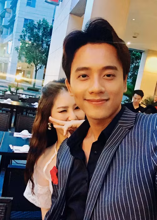Trước nghi vấn tình cảm, Hương Tràm và Mai Tài Phến đều giữ im lặng dù cả hai tỏ ra khá thoải mái chụp ảnh tình cảm bên nhau.